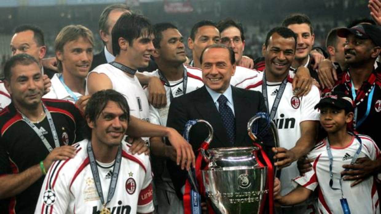 Berlusconi, con los jugadores del Milan, en una foto de 2007