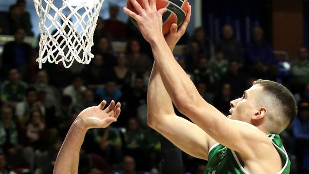 Unicaja doblega nuevamente al Barcelona con un Dani Díez estelar