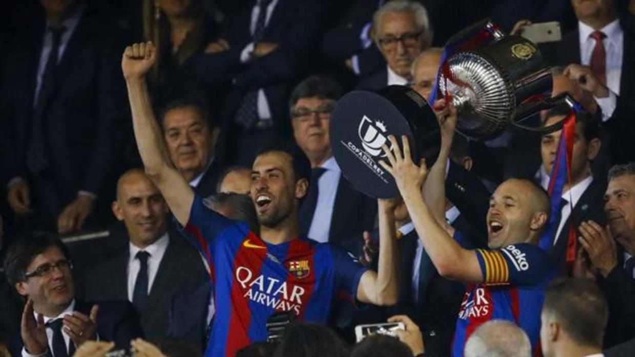 Iniesta y Busquets, junto a Puigdemont, levantan la última Copa del Rey ganada, en 2017 ante el Alavés