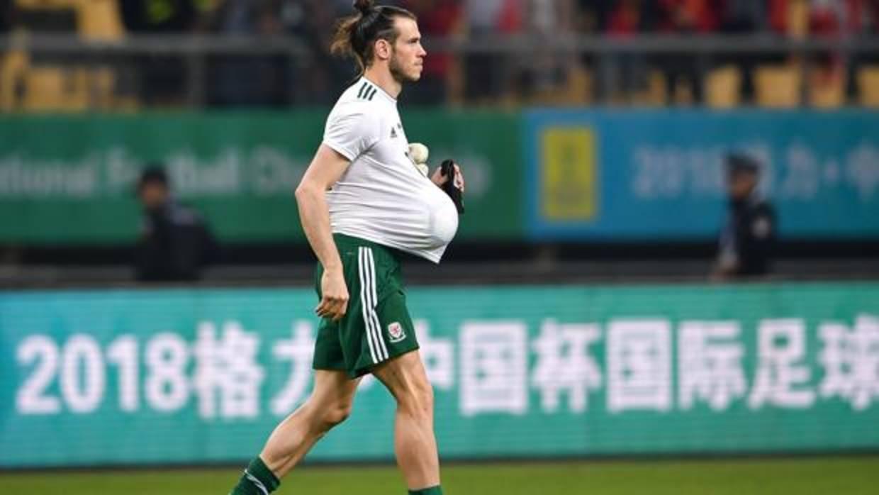 Gareth Bale se llevó el balón a casa después del partido