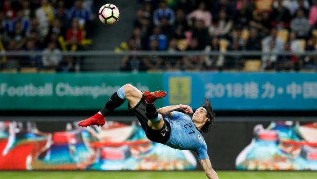 Espectacular gol de chilena de Cavani en la China Cup