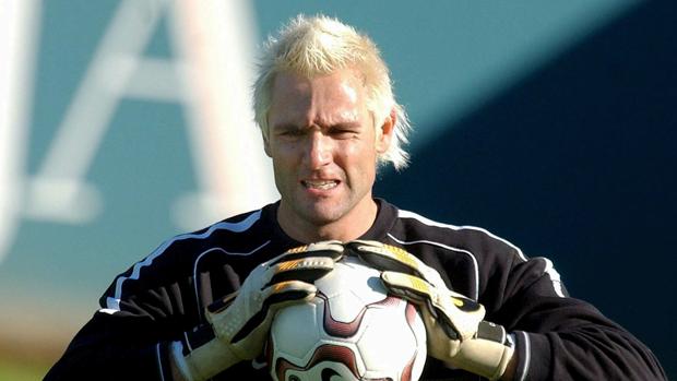 Brazaletes negros por el hijo de Santi Cañizares