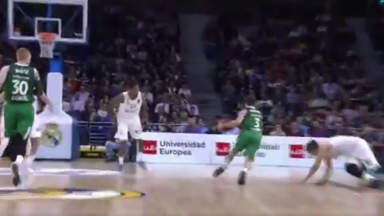 Luka Doncic acabó por los suelos tras la finta de Kevin Pangos