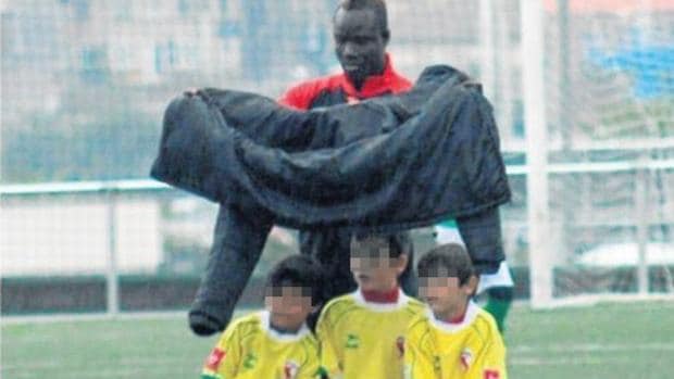 La imagen de Sidibé, jugador del Arosa, que conmueve al fútbol modesto en Twitter