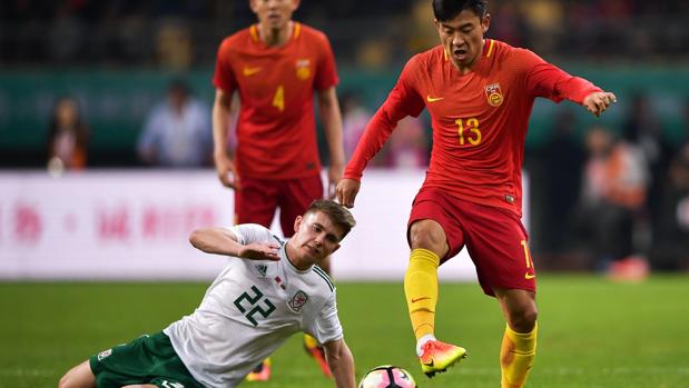 China se afana en borrar los tatuajes de sus futbolistas