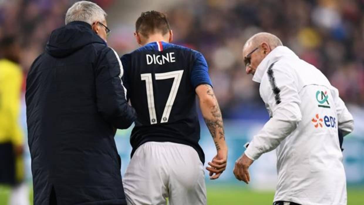 Lucas Digne se retira lesionado durante el partidoque Francia disputa ante Colombia