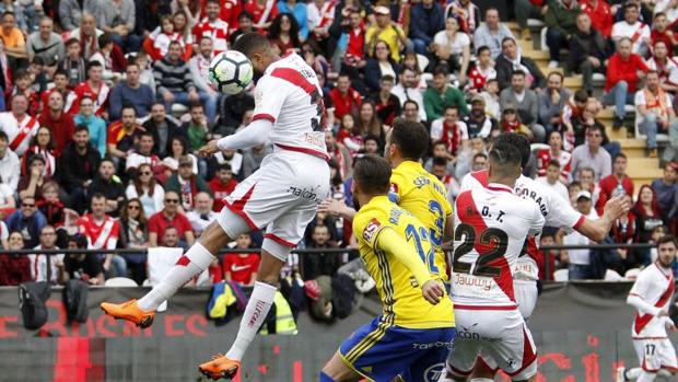 El Rayo perdona al Cádiz en un duelo con aroma a Primera