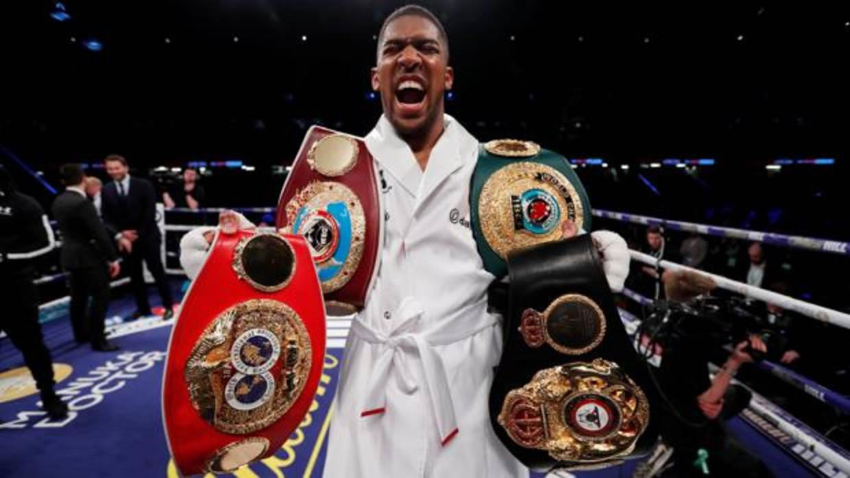 Anthony Joshua posa con sus cinturones de campeón tras la pelea ante Parker