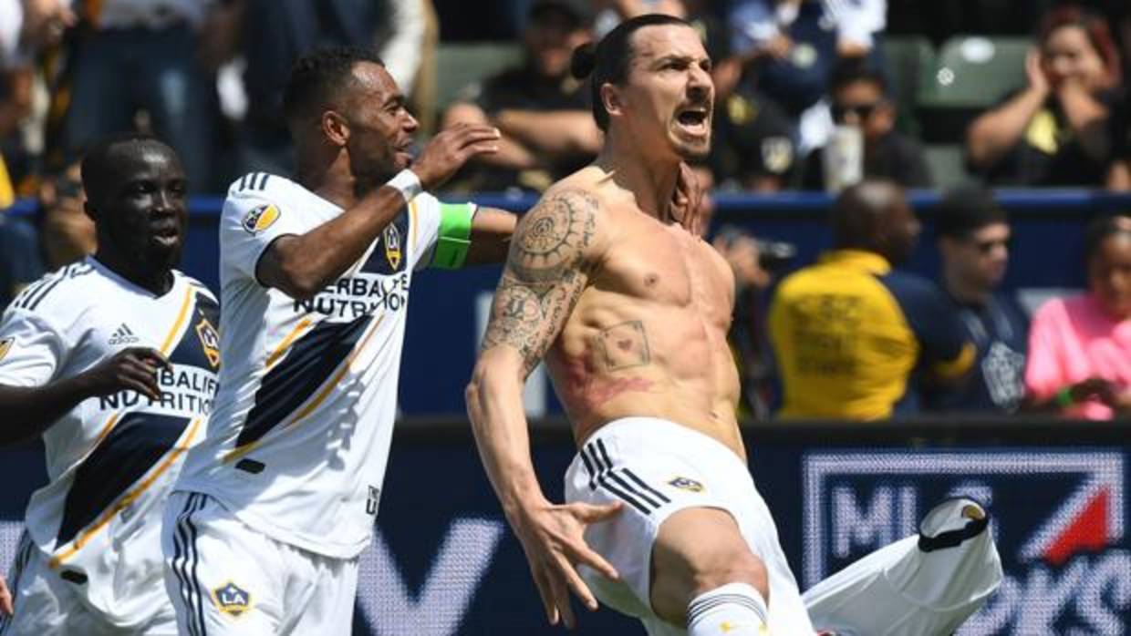 Ibrahimovic festeja su primer gol en la MLS con Ashley Cole