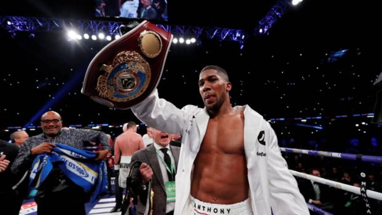 Anthony Joshua, con el cinturón de campeón