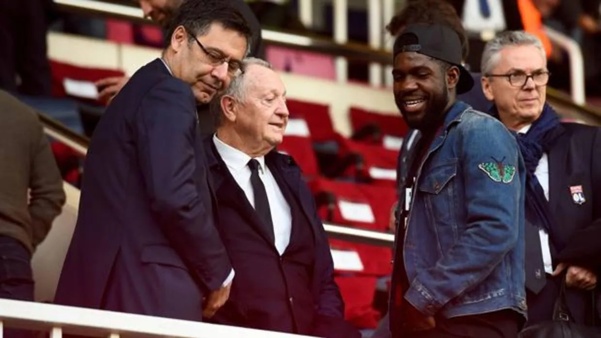 Samuel Umtiti junto a Josep Maria Bartomeu y el presidente del Lyon el pasado miércoles en el Mini Estadi