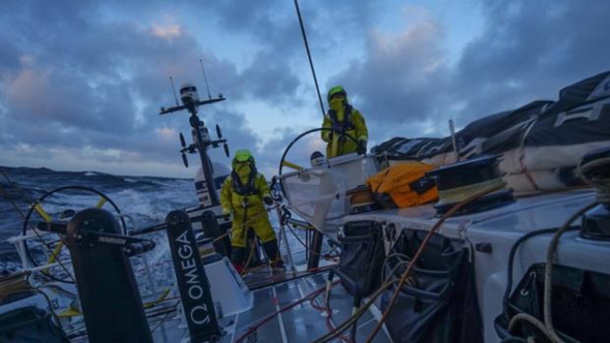 «Brunel» resiste el empuje de «Dongfeng» a poco más de 24 horas de la llegada a Itajaí