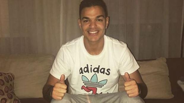 Ben Arfa celebra con una tarta que lleva un año sin jugar