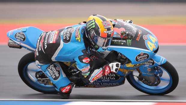 La lluvia encumbra a Arbolino y hunde a los pilotos españoles