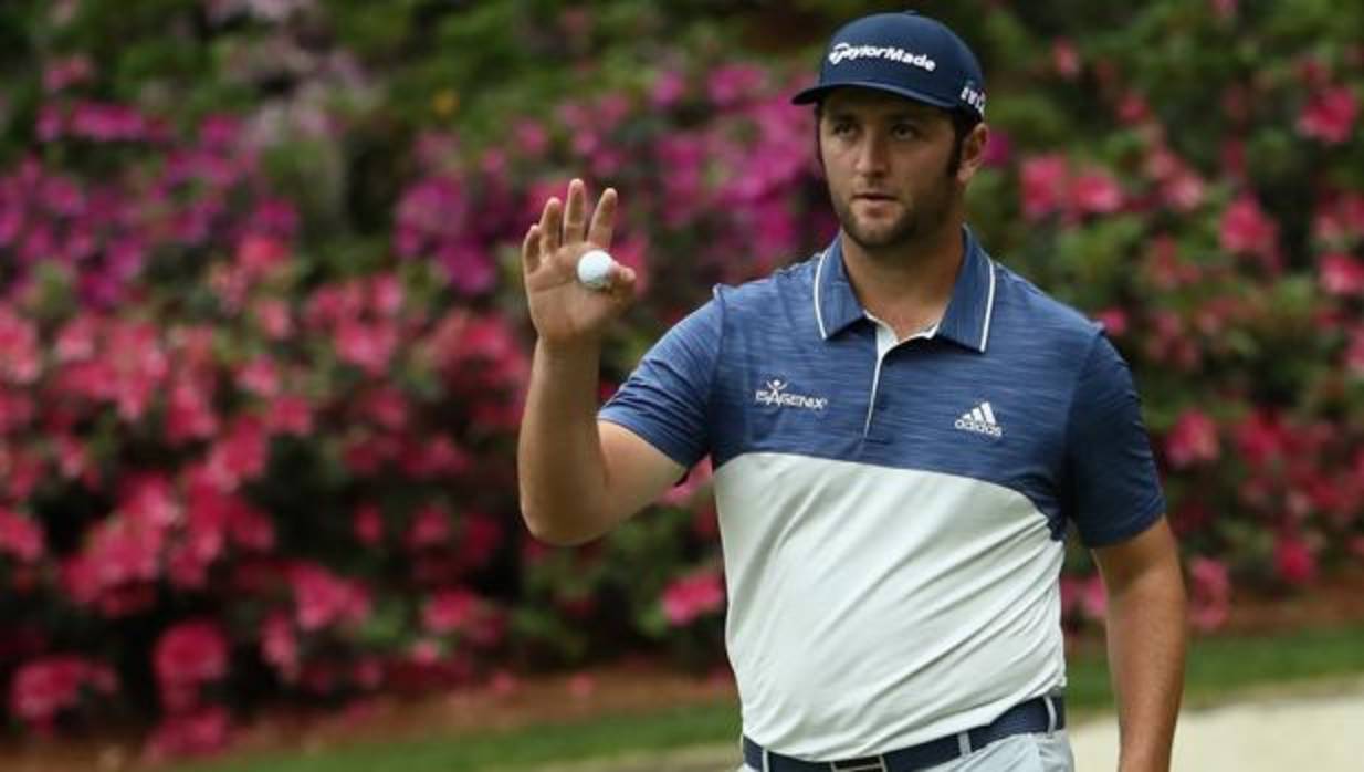 Jon Rahm se lamenta después de que la bola cayera al agua en el hoyo 15