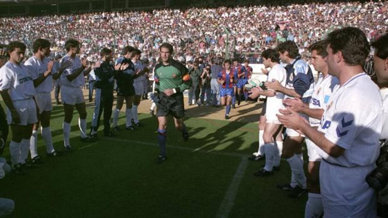 El Madrid homenajea al Barcelona en el Bernabéu tras la conquista liguera de lso azulgranas en 1991