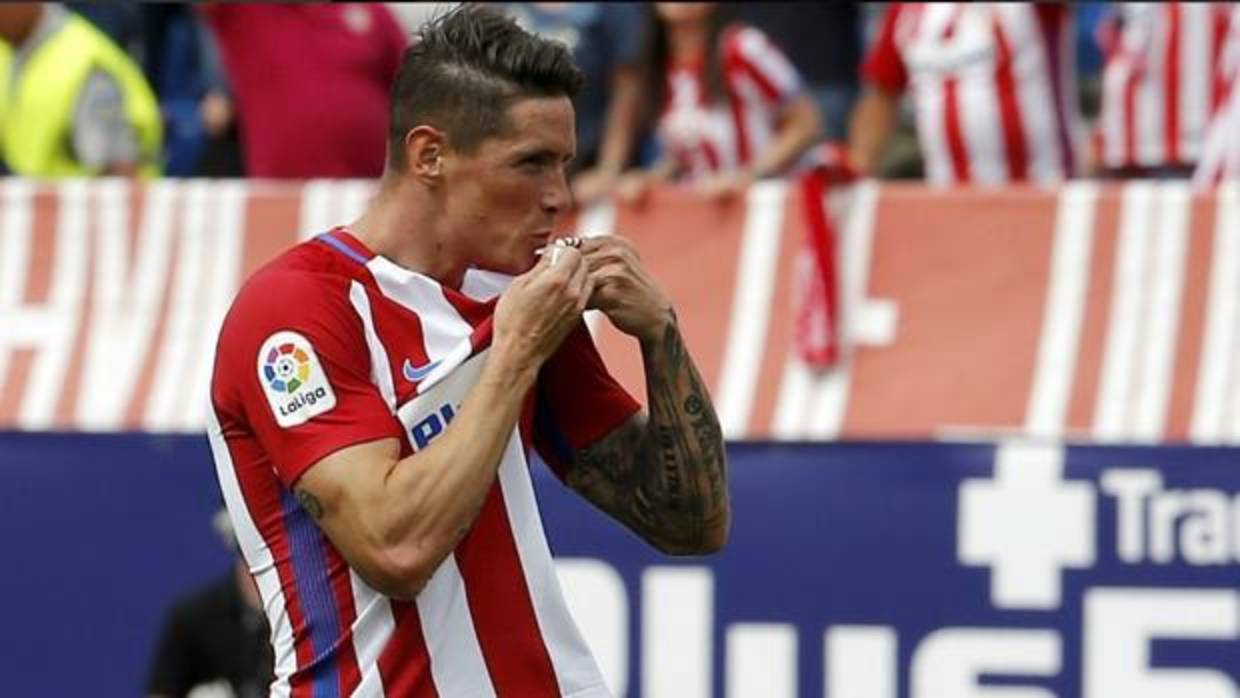 Fernando Torres besa el escudo del Atlético después de marcar un gol