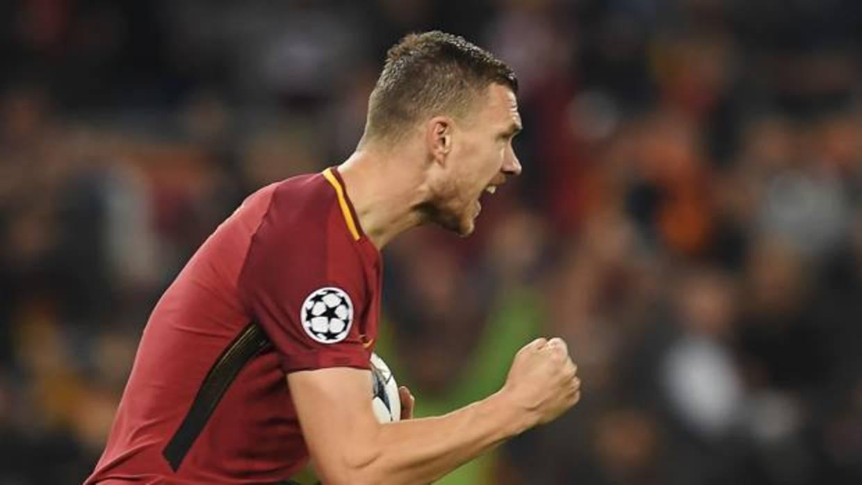 Dzeko celebra el gol que le marca al Barcelona y que sirve para abrir el marcador