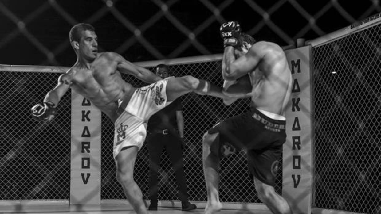 El luchador brasileño Teto Terranossa conecta una patada a su rival