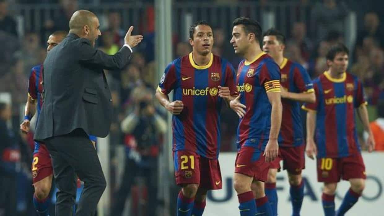 Pep Guardiola da órdenes a Xavi durante la etapa de ambos en el Barcelona