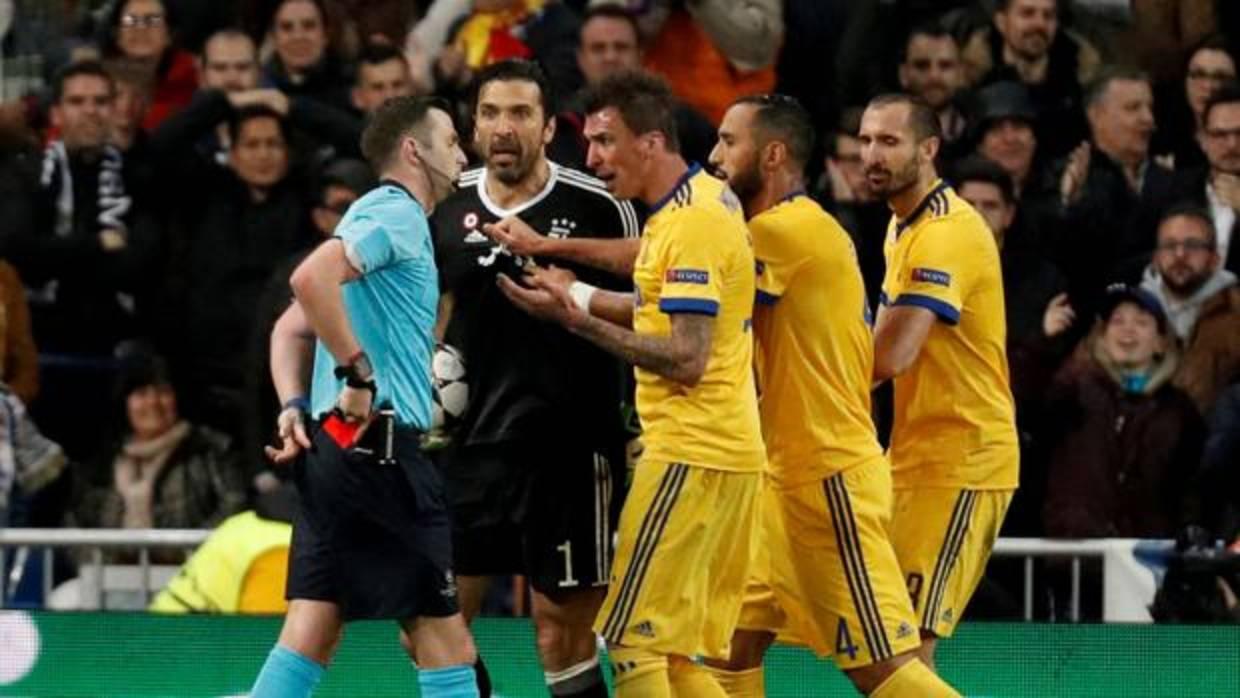 Buffon durante la acción del penalti en el partido contra el Real Madrid