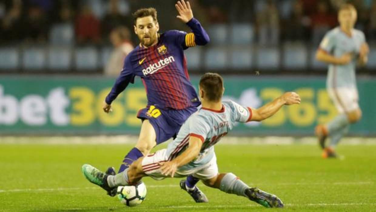 Leo Messi intenta superar a la defensa del Celta