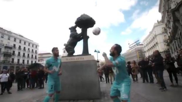 Ricardinho enseña su magia en las calles de Madrid