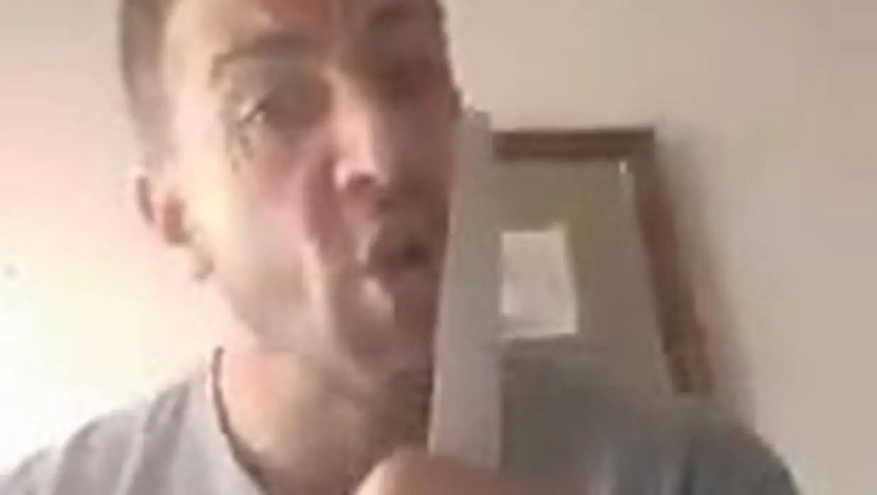 David Durántez con un cuchillo en una secuencia de su polémico vídeo