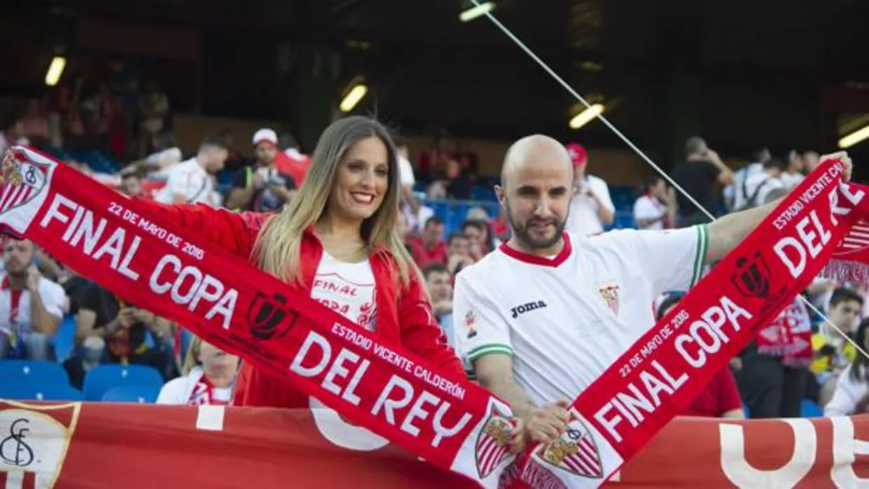 Dos aficionados del Sevilla en la final de Copa de 2016