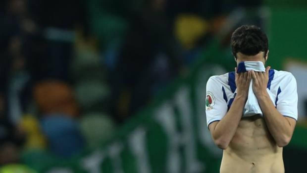 Marcano, jugador del Oporto, se lamenta de la derrota de su equipo