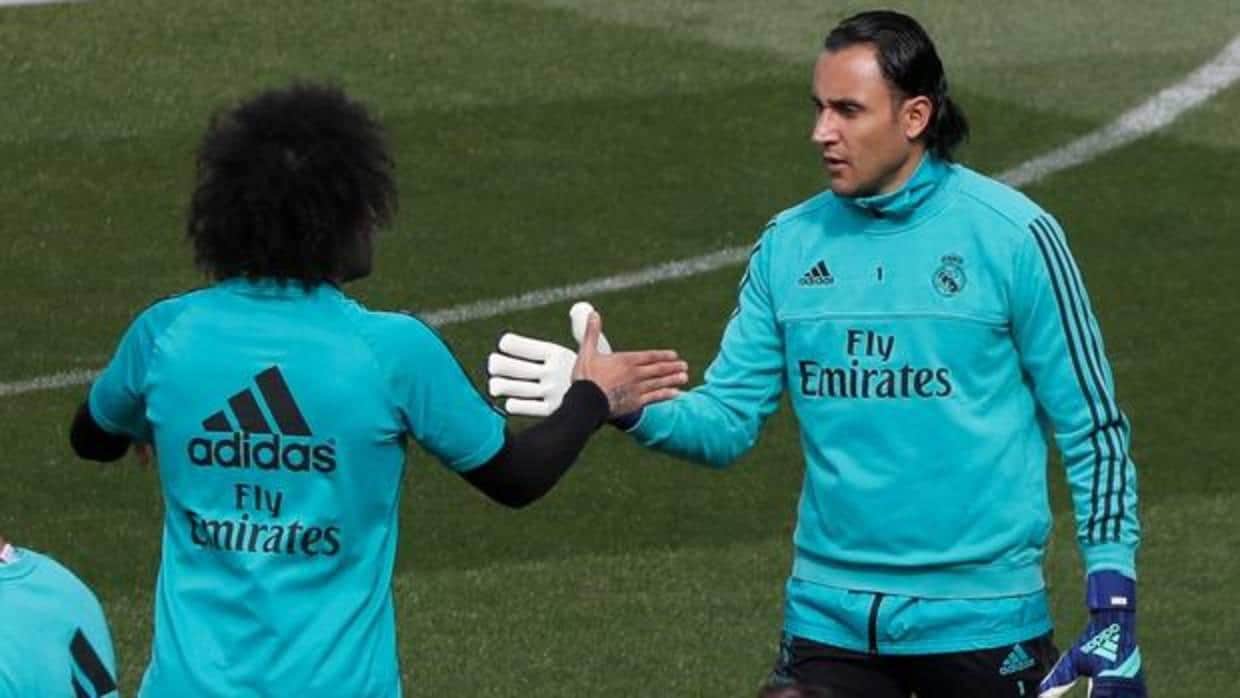 Marcelo saluda a Keylor Navas durante un entrenamiento del Madrid