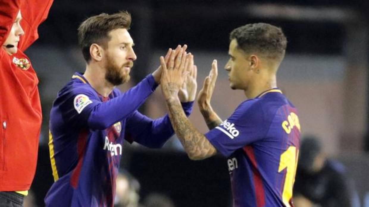 Coutinho y Messi se saludan durante una sustitución