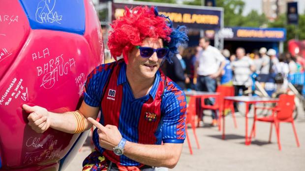 Ambiente festivo y tranquilidad en las Fan Zone de Sevilla y Barcelona