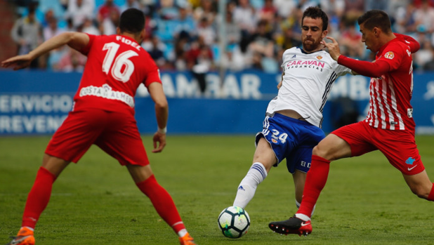 El Zaragoza gana al Almería y se aferra a los playoffs