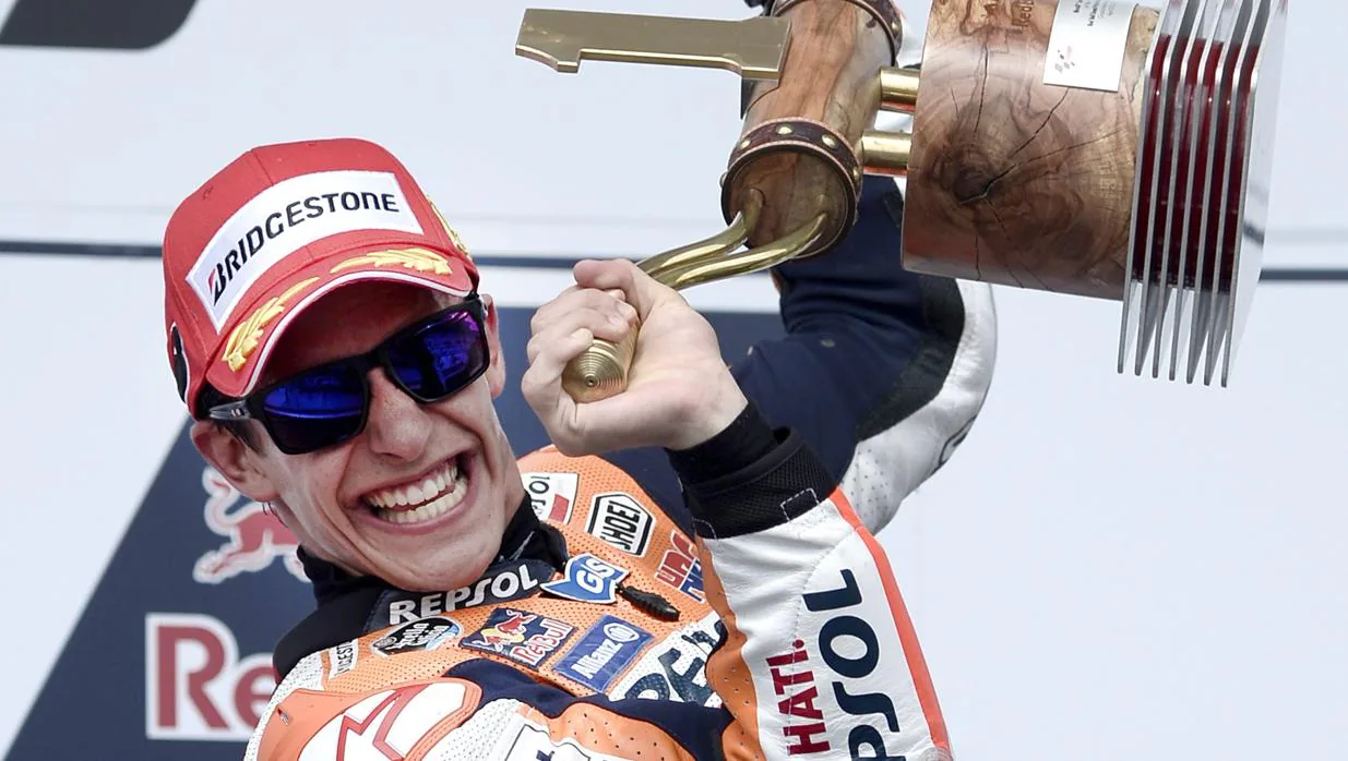 Marc Márquez celebra en el podio su victoria en el circuito de EE.UU. de Austin