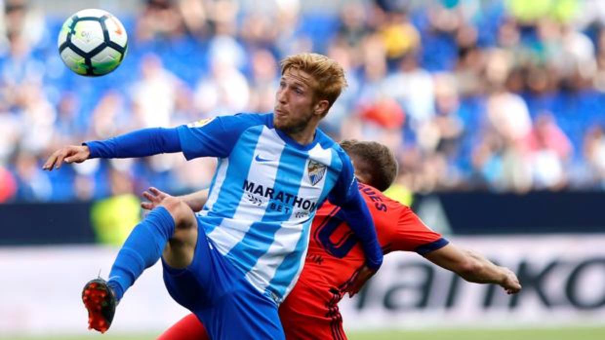 El futbolista del Mága F.C. Keko, disputando un balón con Kevin Rodrigues, jugador de la Real Sociedad