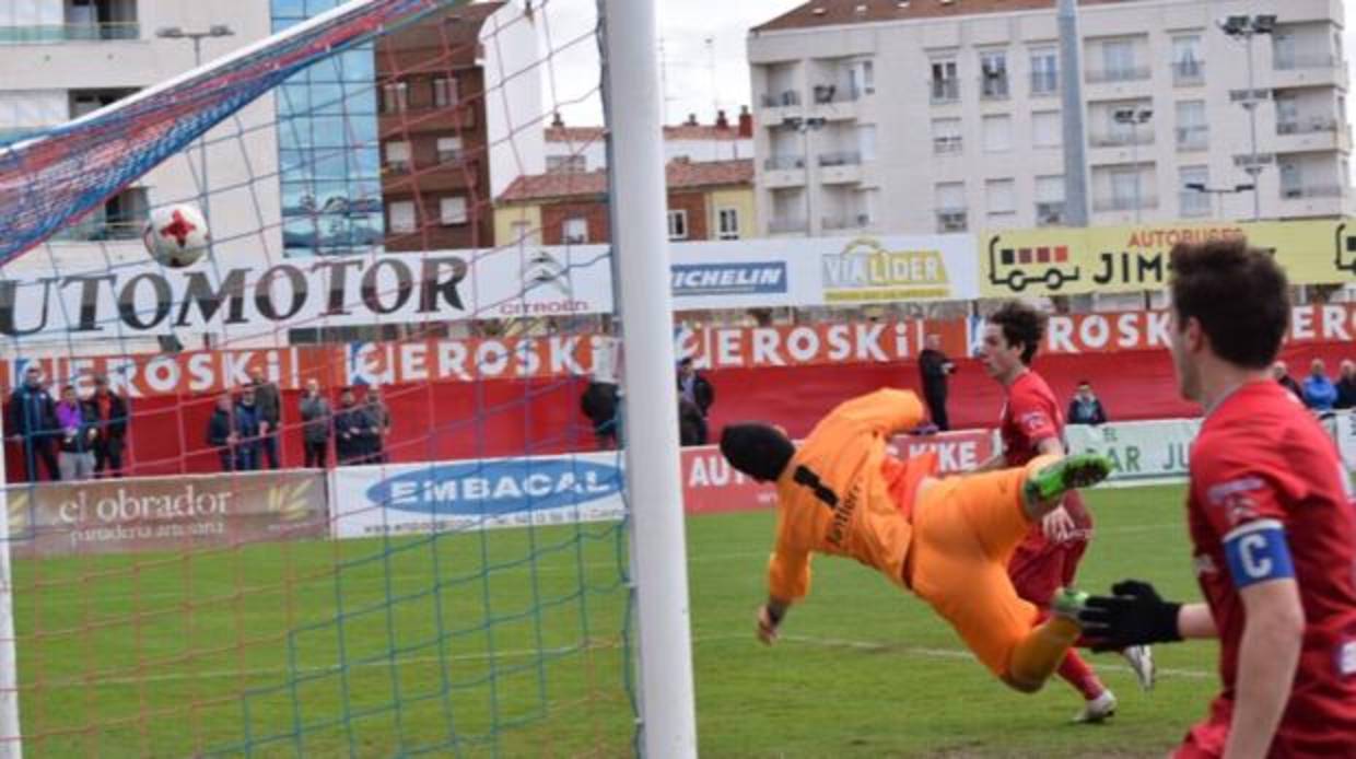 Gol del CD Calahorra en su partido de Liga ante el CD Berceo