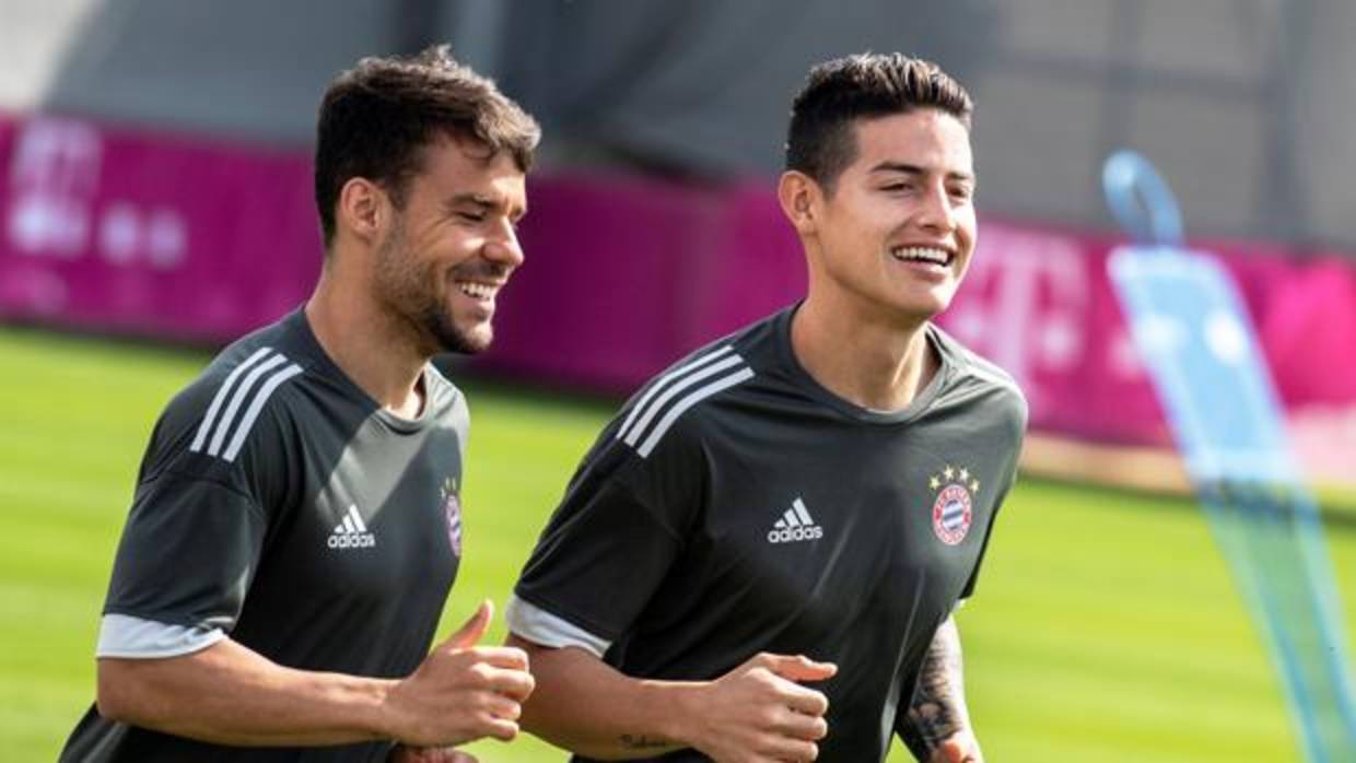 James Rodríguez y Juan Bernat en el entrenamiento previo a las semifinales de Champions