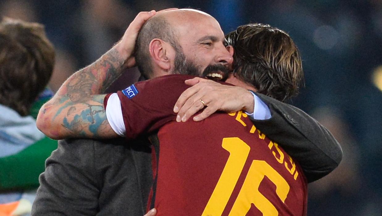 Monchi celebra junto a De Rossi el pase a semifinales de la Champions League