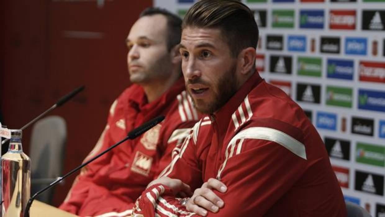 Sergio Ramos e Iniesta durante una rueda de pernsa de la selección