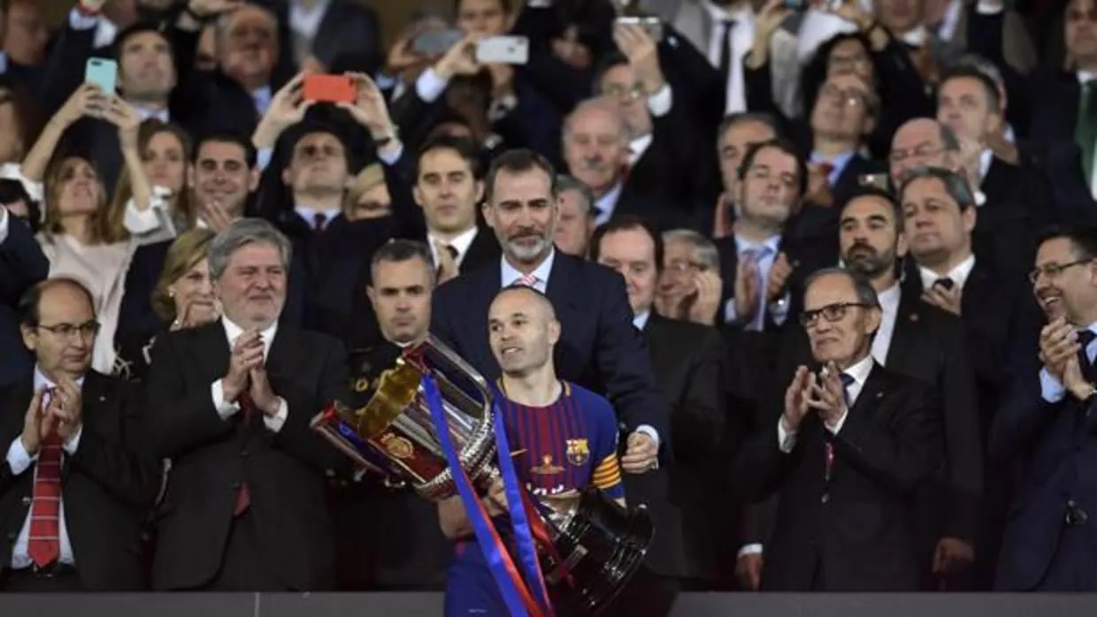 Iniesta recoge la Copa del Rey ganada ante el Sevilla