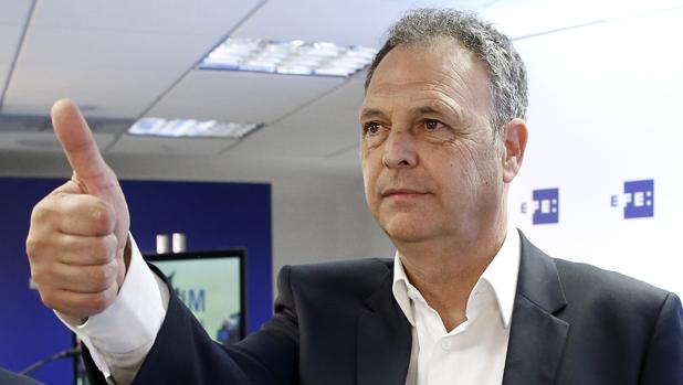 El Sevilla fulmina a Montella y ficha a Caparrós