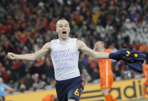 Iniesta le dedica el gol a Dani Jarque