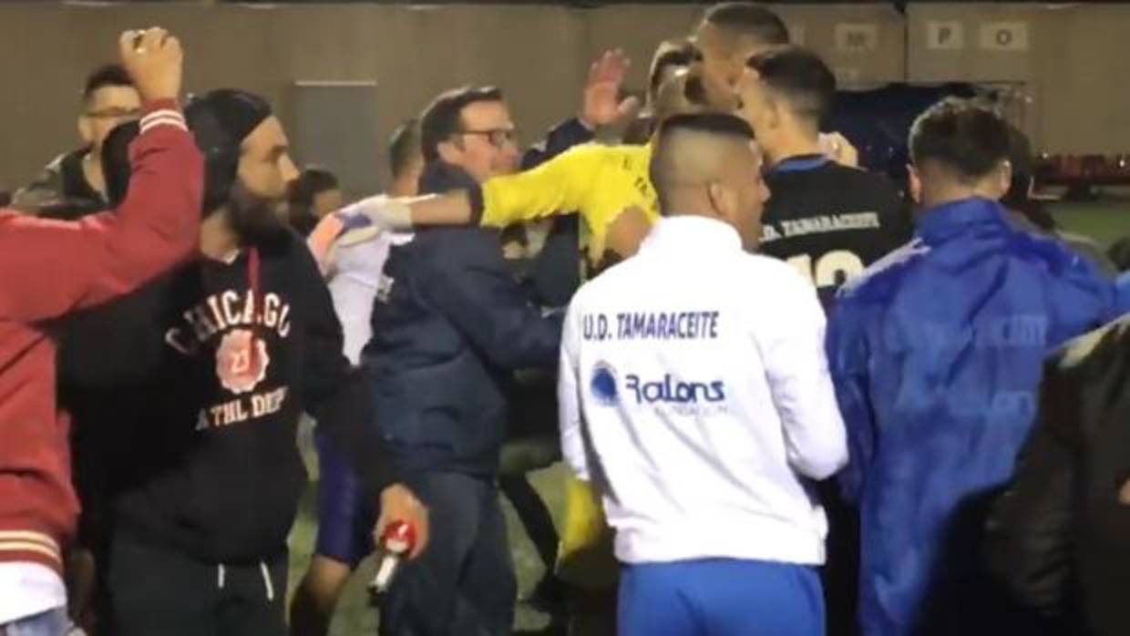 Los jugadores de la UD Tamaraceite celebran su ascenso, conseguido el pasado viernes