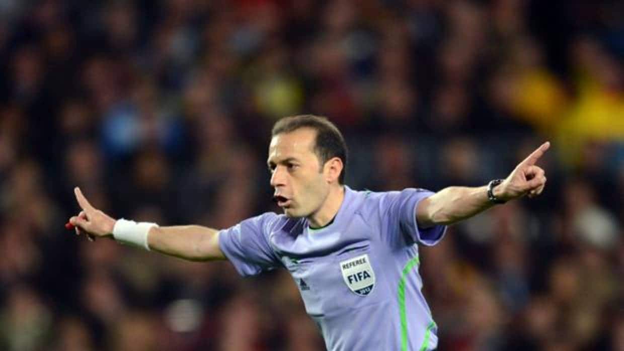 El árbitro Cüneyt Cakir en las semifinales de Champions de 2014 entre Barcelona y Chelsea en el Camp Nou