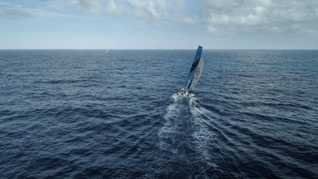 Cuatro barcos en un puño en la costa brasileña