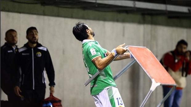 El «loco» Abreu pierde la cabeza y lanza una mesa a su hinchada