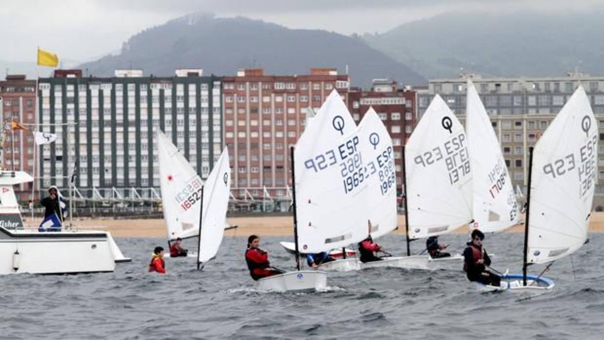 Covadonga Fernández nueva campeona de Asturias de Optimist