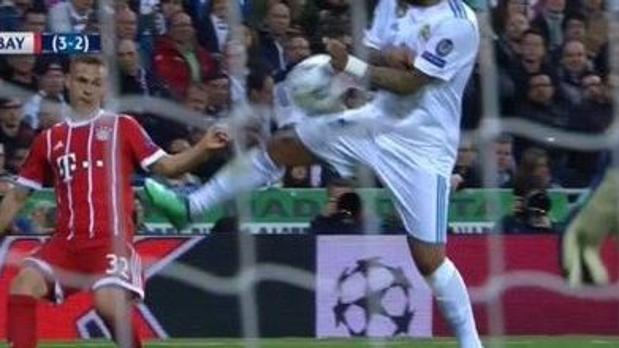 La mano de Marcelo que reclama el Bayern