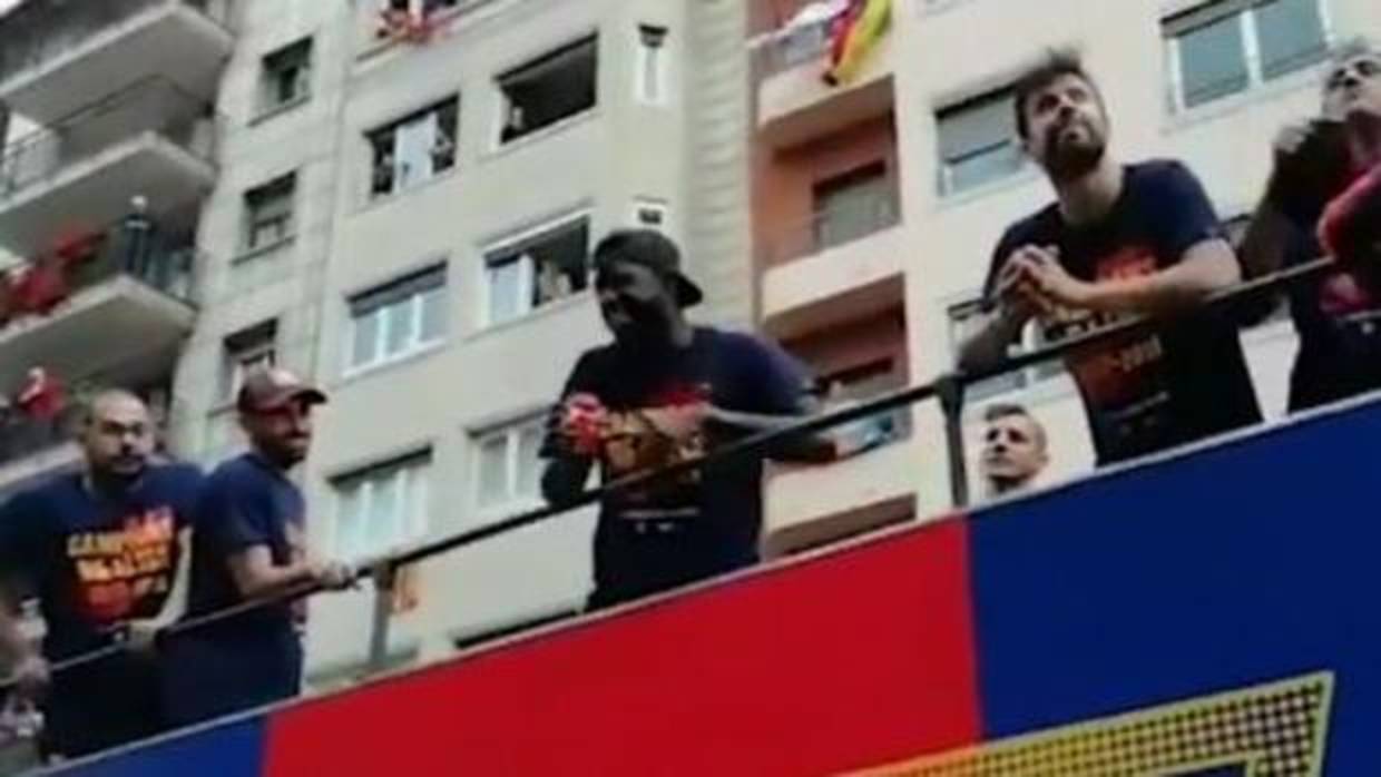 Umtiti riega de cerveza a una periodista de Cope durante la celebración de la Liga